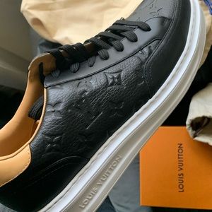 Louis Vuitton Low top sneakers size 10